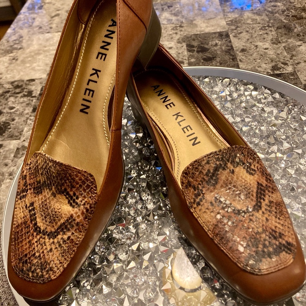 Anne Klein Preppy Chestnut Leather Snake Print Loafer Career Slip On WM Size 9